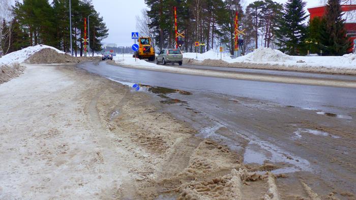 Lauhan loskaista Lumisateen jäljessä lauhtuva sää tuo tullessaan tienpinnoille vettä ja loskaa.