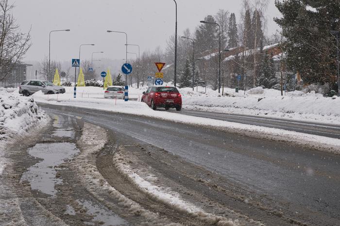 Lunta ja loskaa Runsaat lumisateet heikentävät ajokeliä.