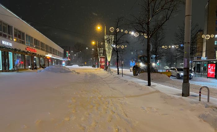 Lumiaura aurasi tietä Helsingissä lumimyräkän keskellä.