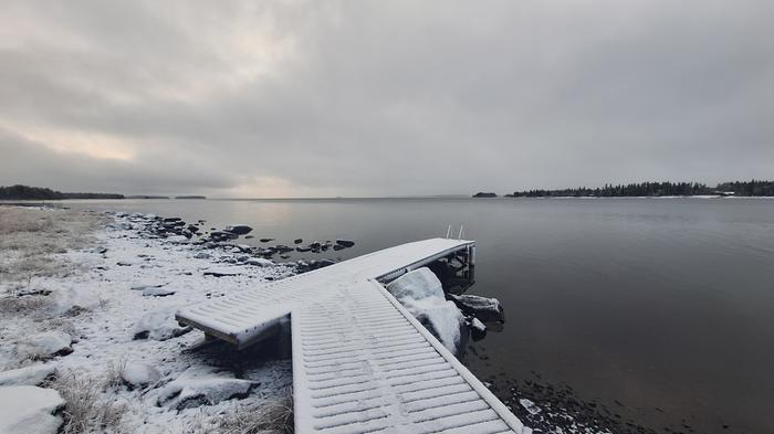 Laiturin lumen peitossa Ohut lumipeite on satanut suureen osaan maata.