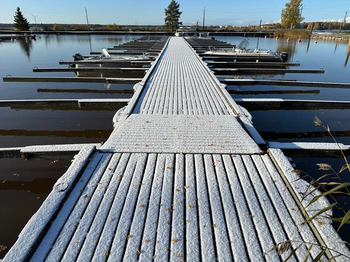 Luminen laituri Osa Vaasaa peittyi hennolla lumikerroksella lokakuussa.