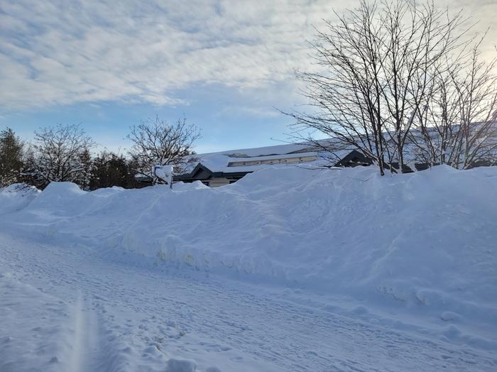 Tieltä aurattu lumi voi täyttää ojat, tienpenkat ja linja-autopysäkitkin.