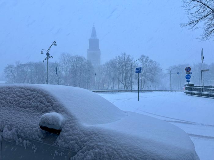 Turussa herättiin aamulla lumen kuorruttamaan maisemaan.