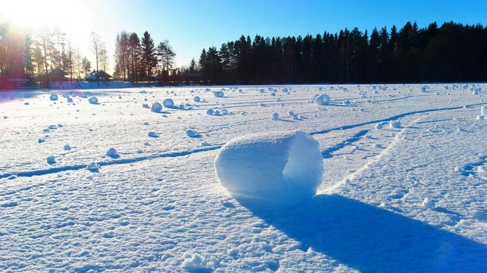 Lumirullien muodostumiseen tarvitaan tuulta ja helposti irtoava kerros märkää lunta.