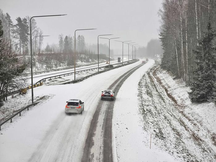 Lumipyryn jäljiltä myös vilkkaasti liikennöidyt moottoritiet voivat olla hetken aikaa lumen peitossa.