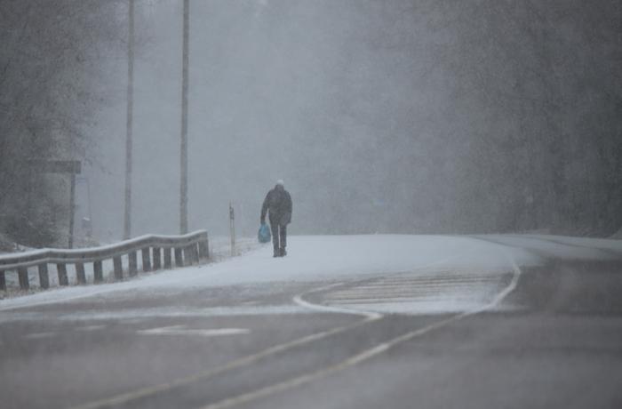 Näkyvyys heikkenee sakean lumikuuron osuessa kohdalle.