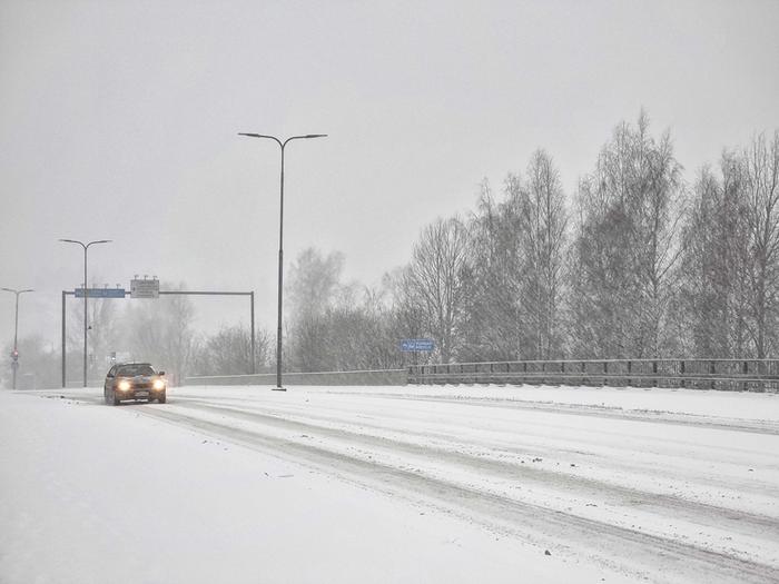 Rannikoille voi ajautua mereltä lumikuuroja, jotka tuovat ajoittain sakeaakin lumipyryä.