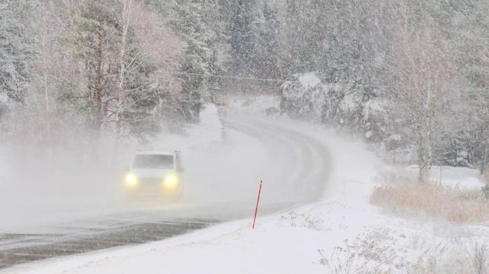 Kevyt pakkaslumi heikentää näkyvyyden liikenteessä.