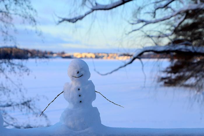 Lauhtuvasta säästä voi ottaa ilon irti. Etenkin suojasään kostemmasta lumesta saa muotoiltua lumitaidetta, kuten lumiukkoja.