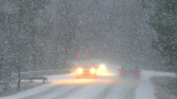 Lumipyry heikentää näkyvyyttä Lumipyry heikentää näkyvyyttä liikenteessä.