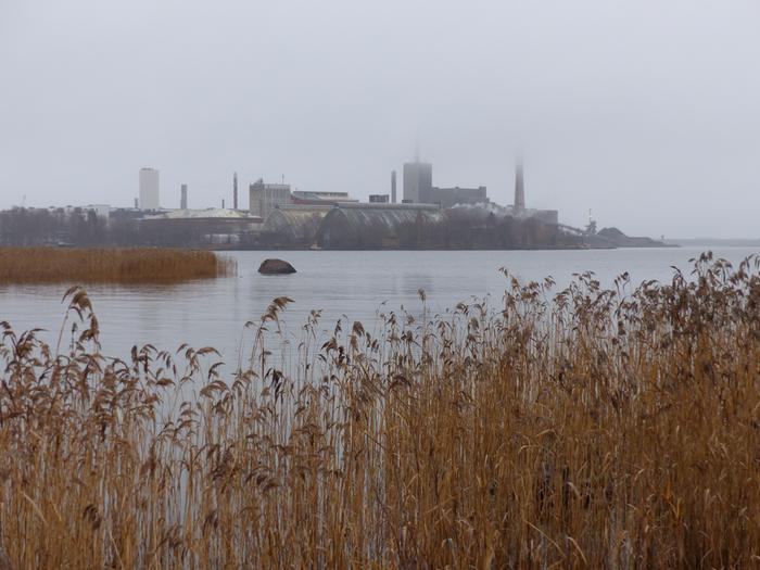 Sumupilven reuna voi olla niin matalalla, että savupiiput tai muut rakennelmat jäävät sen peittoon.