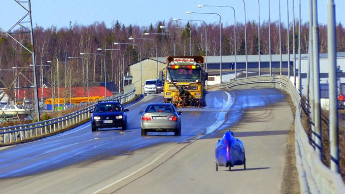 Katupölyn putsausoperaatio on paikallaan kuivassa ja aurinkoisessa säässä.