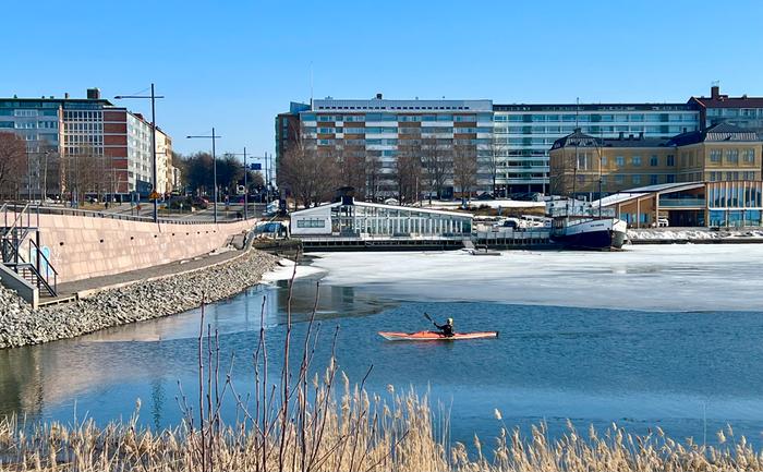 Lämmin päivä Vaasassa Lämmin sää ja osin sulanut meri houkuttelivat melojan liikkeelle.