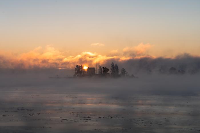 Merisavua muodostuu sulan vesistön yllä kireällä pakkasella.