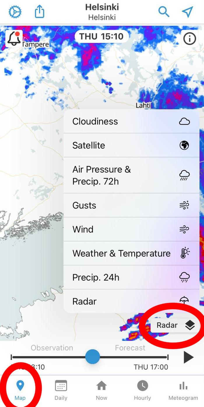Tutka mobiiliappissa: Valitse alareunan valikosta Map, sen jälkeen karttavalintapainiketta (painikkeet ympyröity punaisella). Aukeavasta valikosta voit valita sadetutkan, 24 tunnin sade-ennusteen tai 72 tunnin sade-ennusteen.