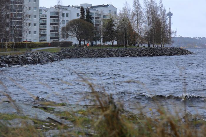 Sadetta ja tuulista säätä Näsijärvellä Tampereella.