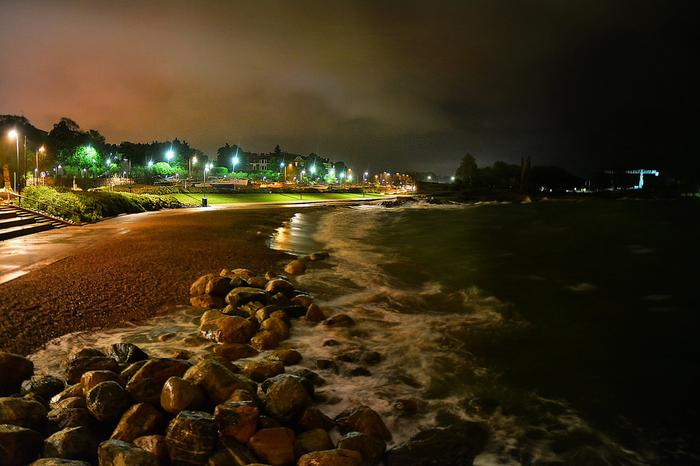 Myrsky-yö etelärannikolla ja kova merenkäynti.