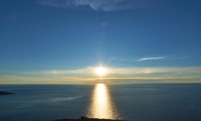 Nordkapp on pohjoisin tietä pitkin Euroopan mantereella saavutettava paikka. Kaukana merellä on vielä pohjoisempia alueita, kuten Huippuvuoret.