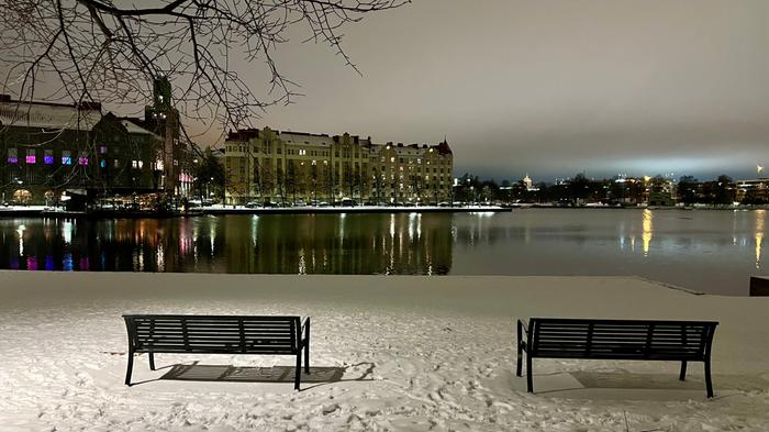 Marraskuinen luminen pakkaspäivä Helsingissä.