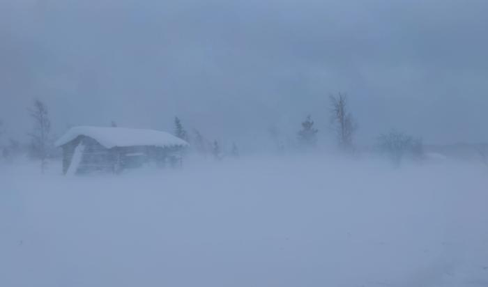 Lunta pöllyttävä kova tuuli heikentää näkyvyyttä.