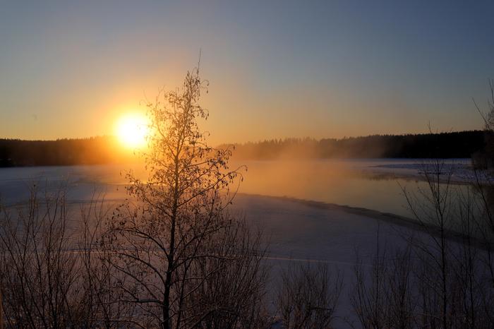 Tapanina paistoi siellä täällä aurinko.