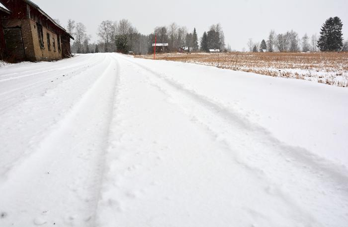 Lunta kertyi tienpinnoille.