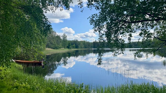 Kumpupilvet peilaantuvat järven pinnasta.