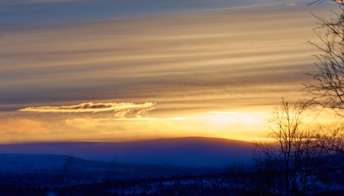 Pilviä ja tuntureita Auringonvaloa kaamoksen päätyttyä.