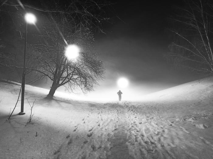 Sumuinen talvi-ilta Helsingissä.