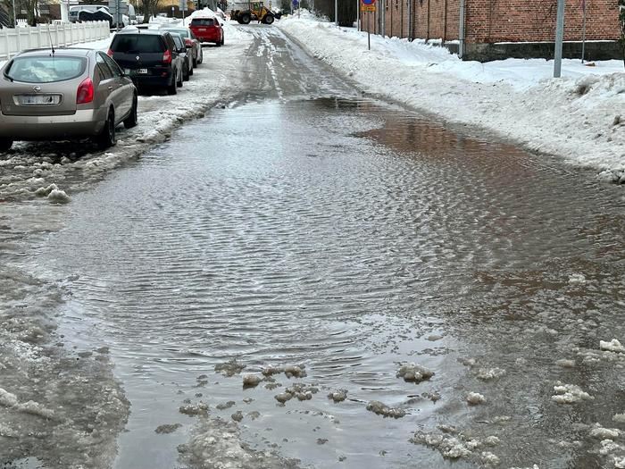 Lätäkkö plussakelipäivänä.