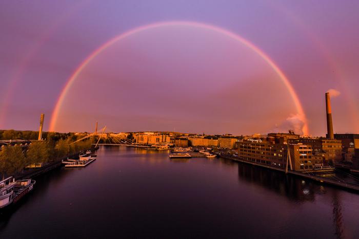 Auringonnousun ja -laskun aikaan punertava valo saa myös sateenkaaren näyttämään punaiselta. Punaisuus johtuu lyhyiden sinisen valon aallonpituuksien siroamisesta ilmakehässä.