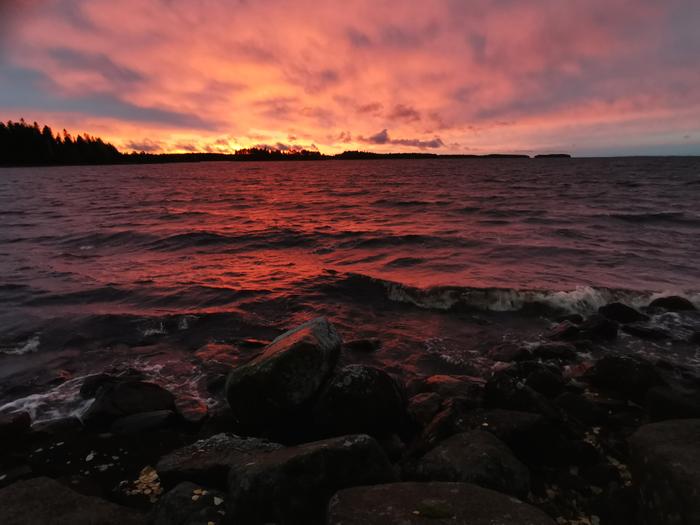 Aamurusko Oulujärvellä Aamurusko sateen edellä.