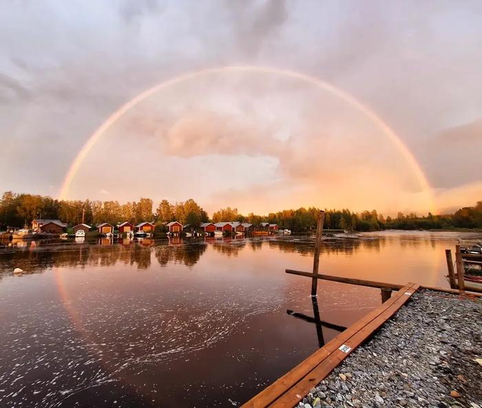 Sateenkaaren värit muuttuvat aamu- ja iltaruskon aikaan punertaviksi.