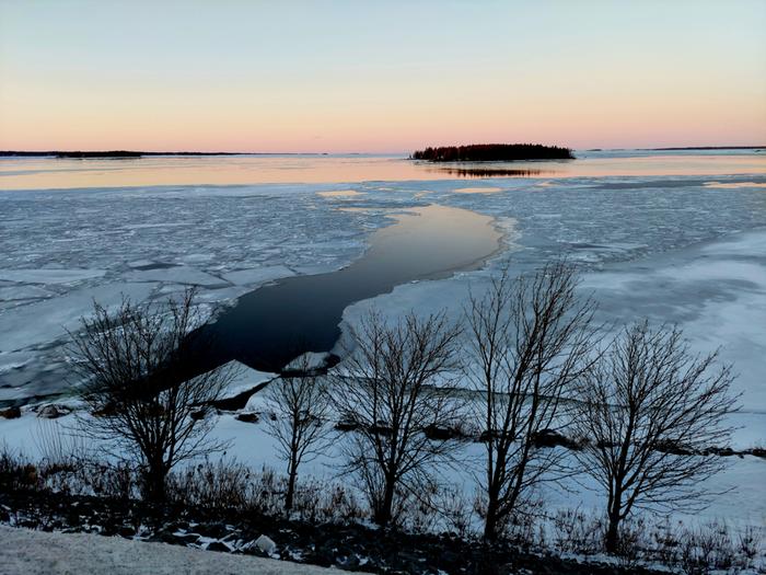 Jäät eivät ole kestäviä edes kaikkialla rannan lähellä, kuten näkymä Raippaluodon sillalta kertoo.