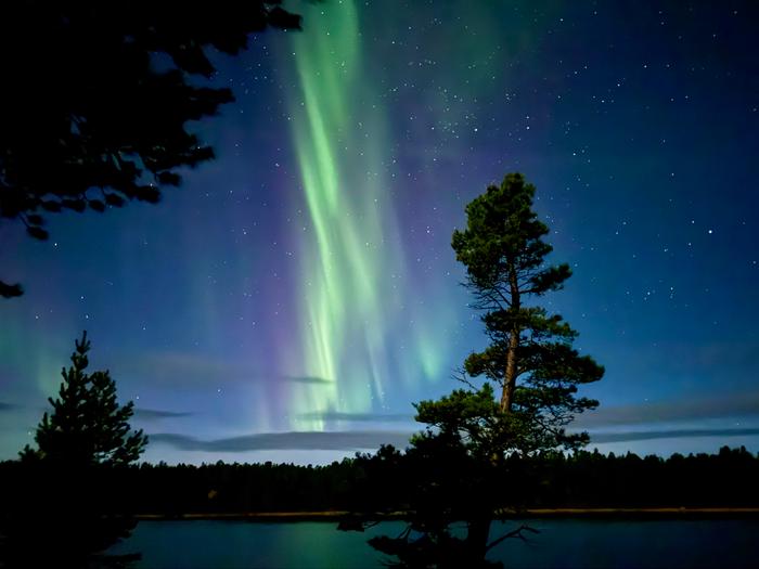 Revontulia ja tähtitaivas Syyspäiväntasauksen molemmin puolin näkyy usein revontulia.