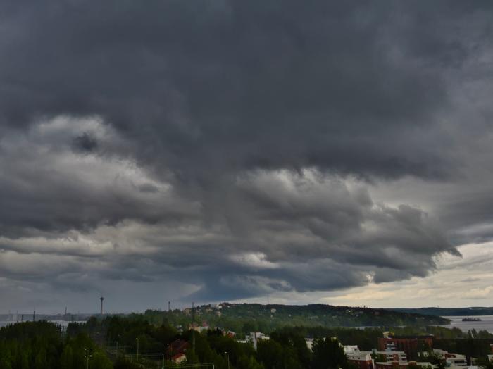 Kuuropilven pimentämä taivas.