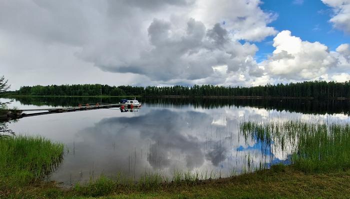 Sadekuuro ja sinistä taivasta.