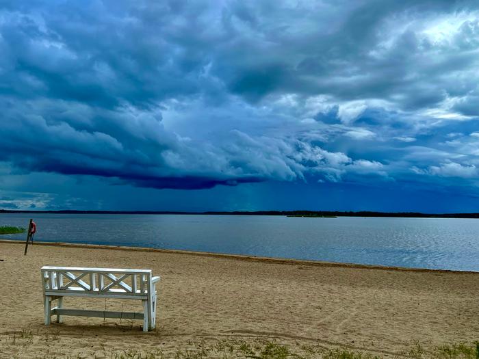 Sadepilviä ja meri Heinäkuussa on usein voimakkaita mutta paikallisia sadekuuroja.