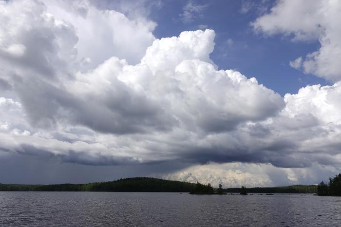 Sade erottuu kuuropilvien alla usein harmaana tai sinisenä verhona.