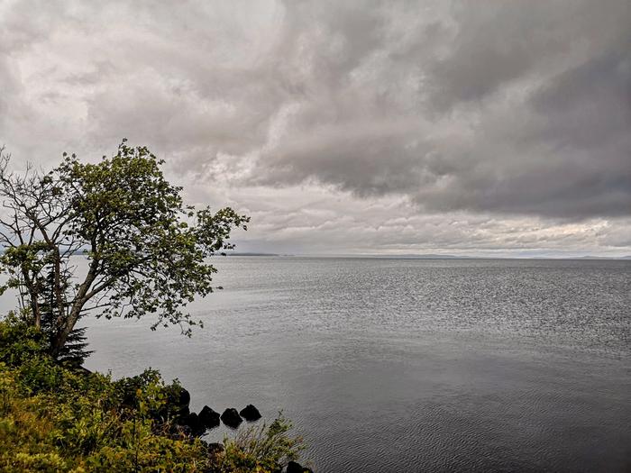 Sadetta järvellä Sateinen kesäpäivä Pohjois-Karjalassa.