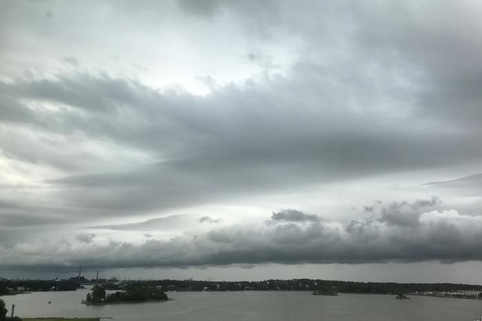 Sadepilvi lähestyy Suomenlahdelta.