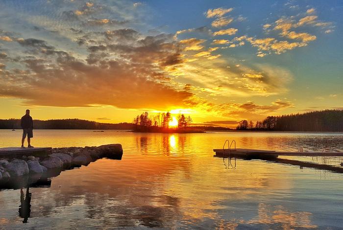 Auringonlasku Saimaalla Kevätaurinko laskee Saimaan taakse.