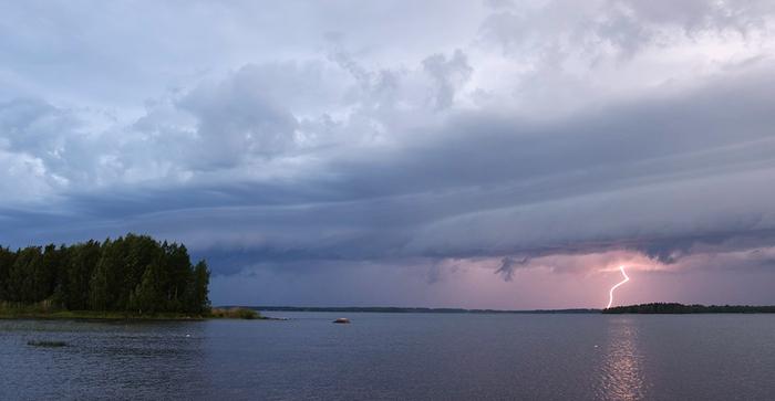 Kesäiseen rajuilmaan kuuluu salamoita ja puuskaista tuulta.