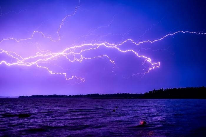 Loppuviikolla Suomeen virtaa kosteampaa ilmaa, joten ukkoskuuroja voi kehittyä.
