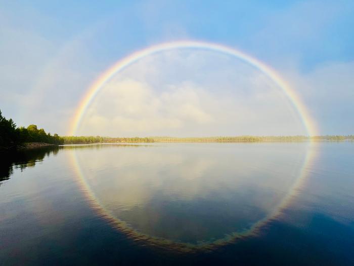 Sateenkaari ja heijastus Sateenkaari Inarijärven Jolnivuonossa.
