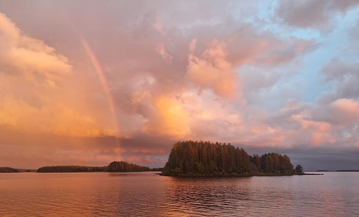 Sateenkaari iltataivaalla