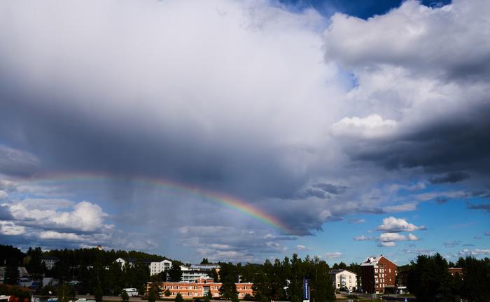 Sadekuuro ja sateenkaari Sadekuuro ja sateenkaari.