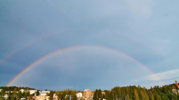 Sateenkaari Näyttävä pää- ja sivusateenkaari Laukaassa.
