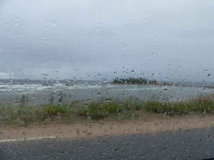 Tuulinen ja sateinen päivä Pohjanlahden rannalla.