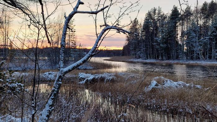 Ensilumi Savitaipaleella Ohutkin kerros lunta riittää heijastamaan valoa syysiltoina.